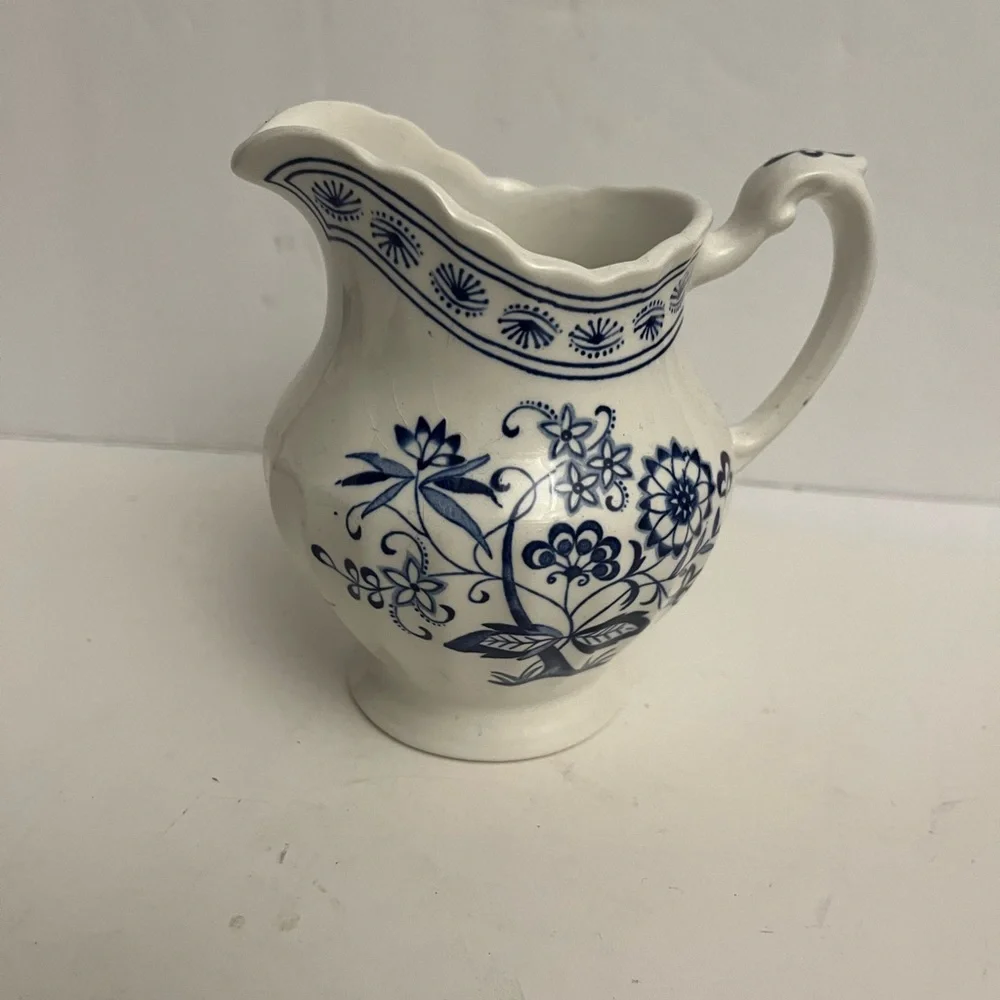 VINTAGE BLUE NORDIC J & G MEAKIN ENGLAND CLASSIC WHITE CREAMER PITCHER